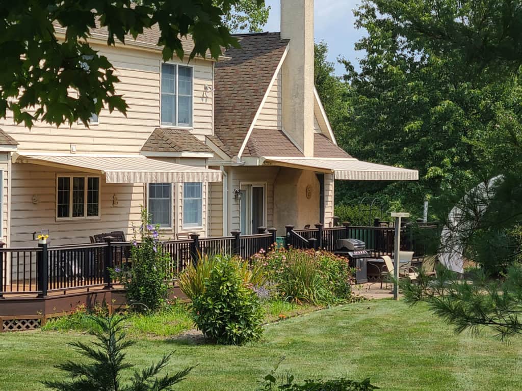 Manual versus Motorized Deck Awnings 
