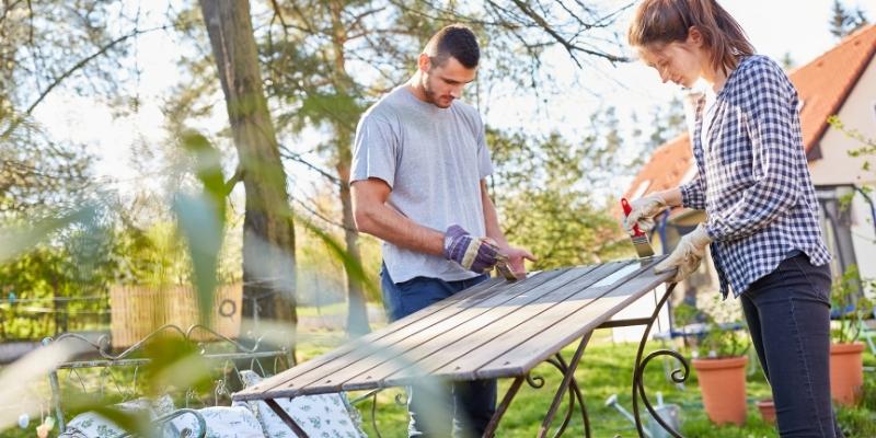 Apply a coat of primer on the furniture surface